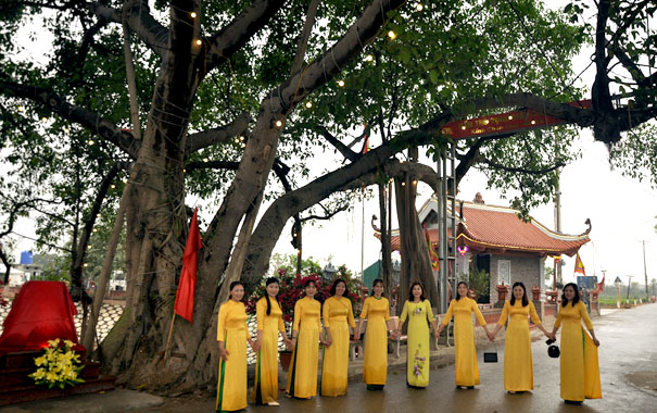 A group of people in yellow robesDescription automatically generated with low confidence