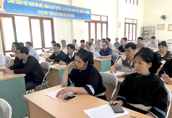 A group of people sitting at desks in a classroomDescription automatically generated