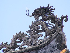 https://upload.wikimedia.org/wikipedia/commons/thumb/e/e0/Roof_detail%2C_dragon.jpg/300px-Roof_detail%2C_dragon.jpg