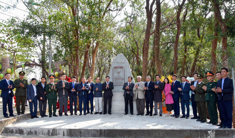 A group of people standing in front of a monumentDescription automatically generated