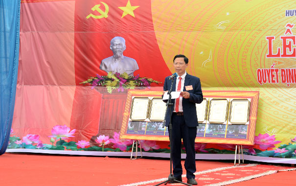 A person standing in front of a podiumDescription automatically generated