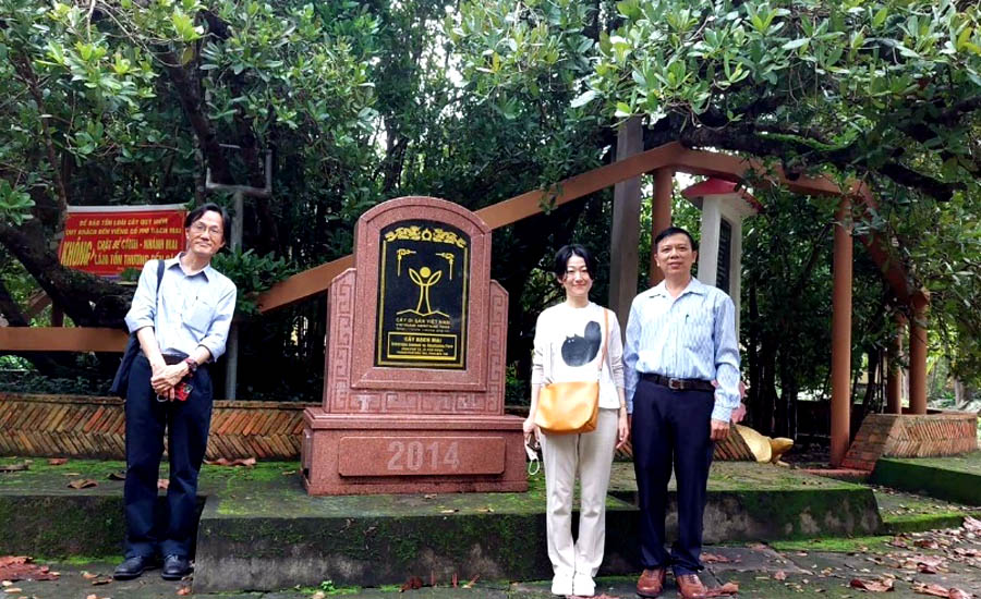 A group of people standing in front of a monumentDescription automatically generated