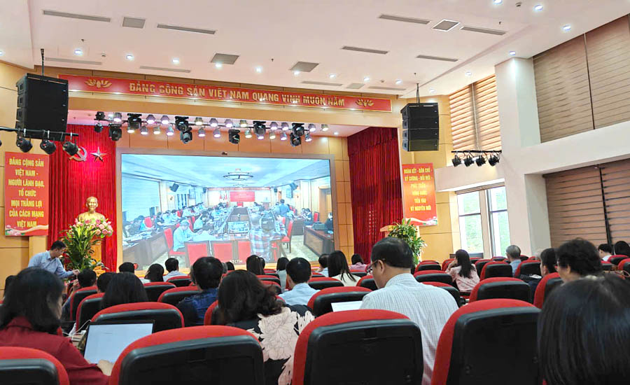 A group of people sitting in a roomAI-generated content may be incorrect.