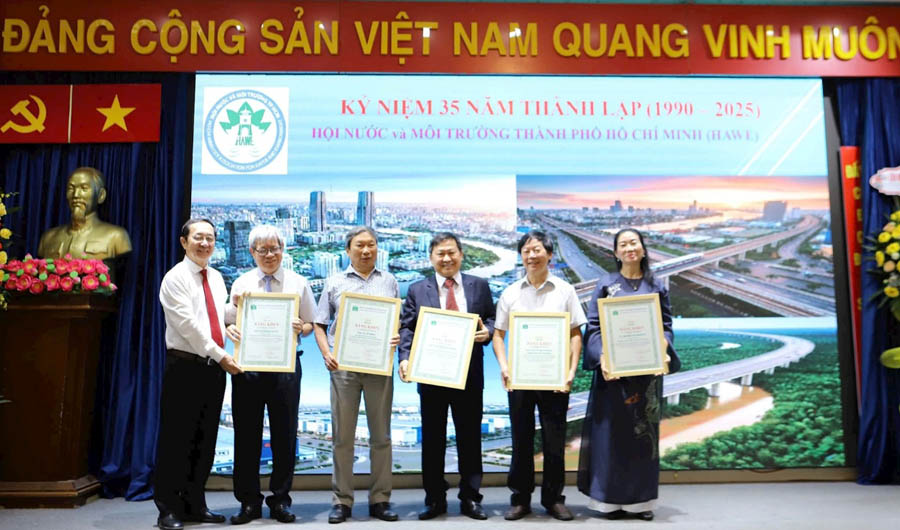 A group of people holding certificatesAI-generated content may be incorrect.