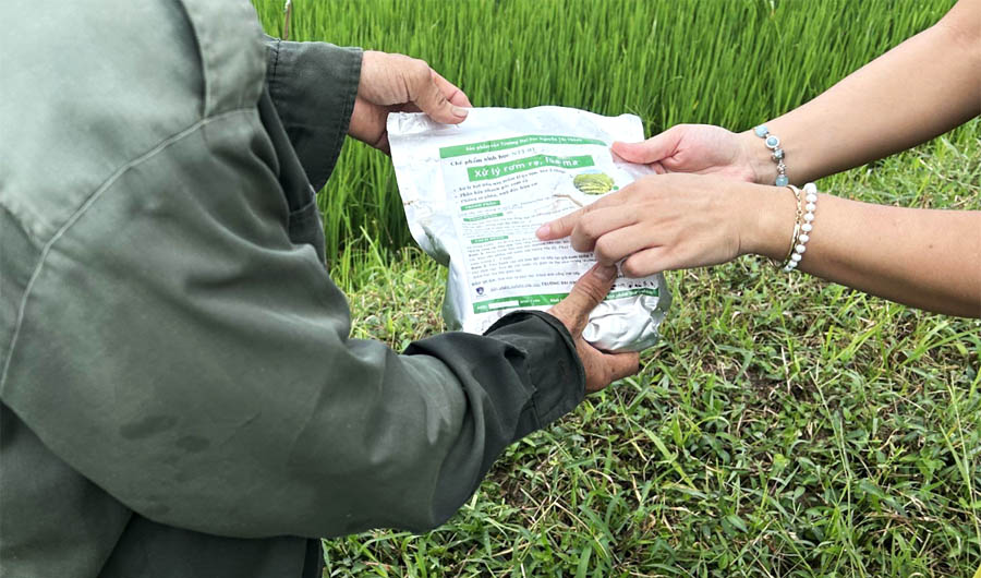 A person handing a package to another personAI-generated content may be incorrect.