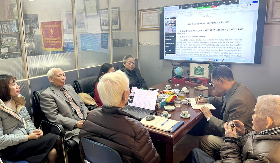 A group of people sitting around a tableAI-generated content may be incorrect.