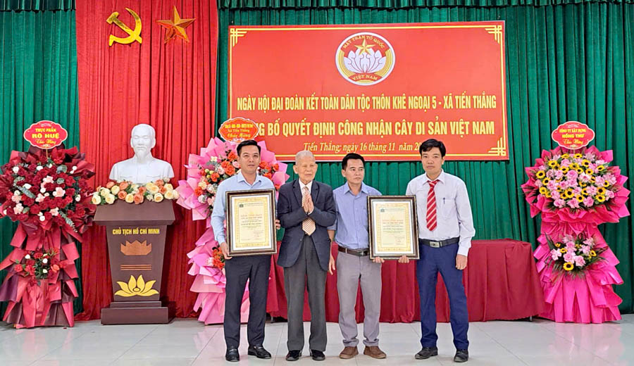 A group of men holding certificatesAI-generated content may be incorrect.