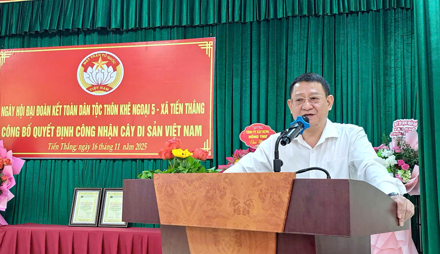 A person standing at a podium with a microphoneAI-generated content may be incorrect.