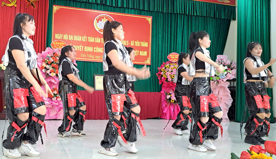 A group of girls dancing on a stageAI-generated content may be incorrect.