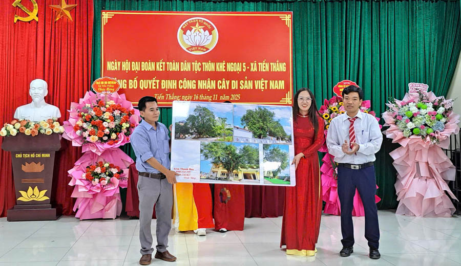 A group of people holding a posterAI-generated content may be incorrect.