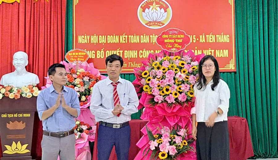 A group of people standing in front of a large display of flowersAI-generated content may be incorrect.