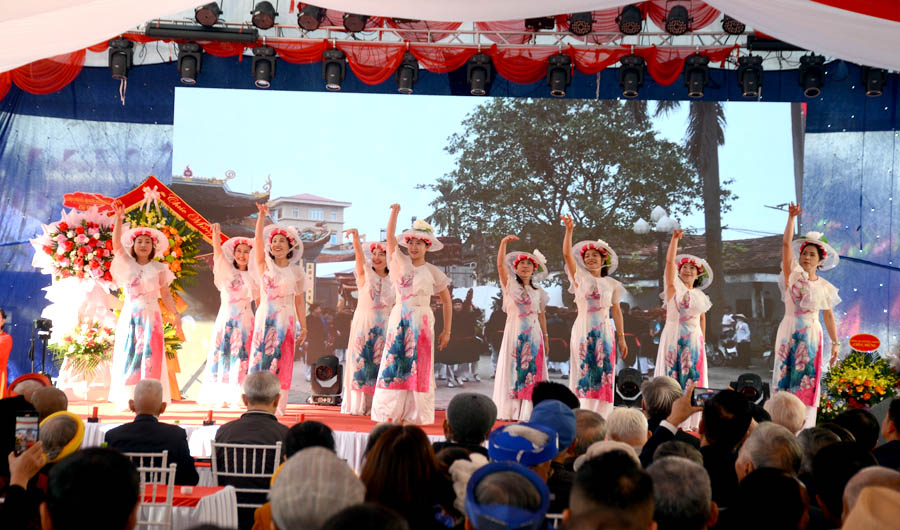 A group of women performing on stageAI-generated content may be incorrect.