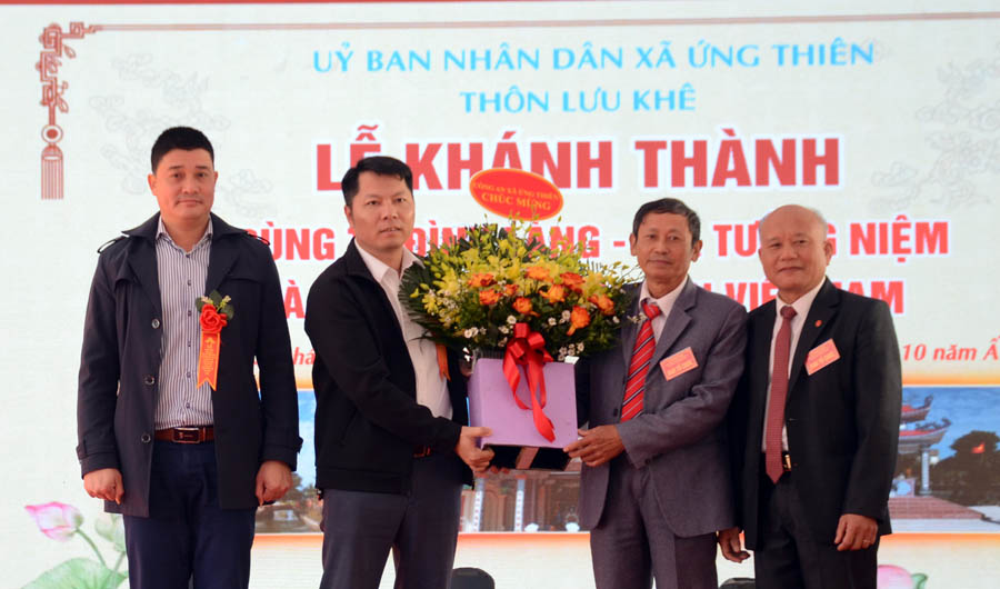 A group of men holding flowersAI-generated content may be incorrect.