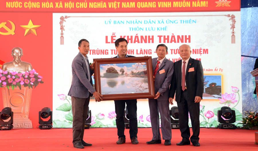 A group of men holding a pictureAI-generated content may be incorrect.