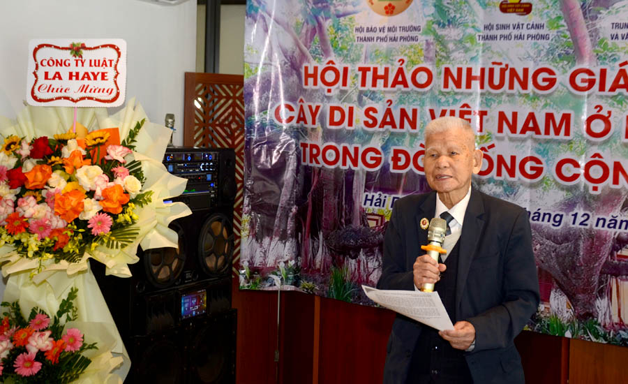 A person holding a microphone and standing next to a person standing next to a speakerAI-generated content may be incorrect.