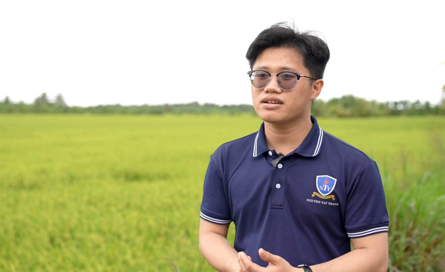 A person in a blue shirtAI-generated content may be incorrect.