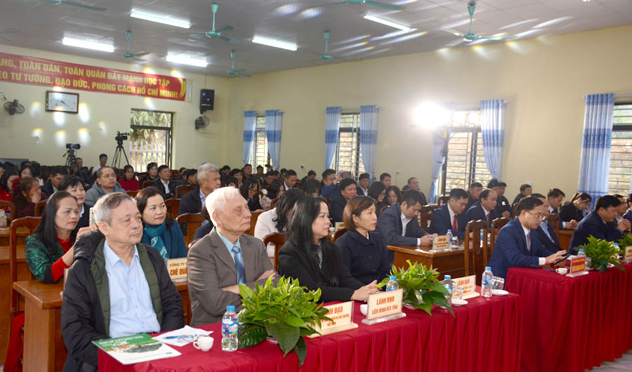 A group of people sitting at tablesAI-generated content may be incorrect.