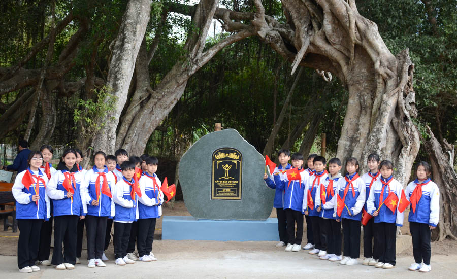 A group of children standing under a stoneAI-generated content may be incorrect.