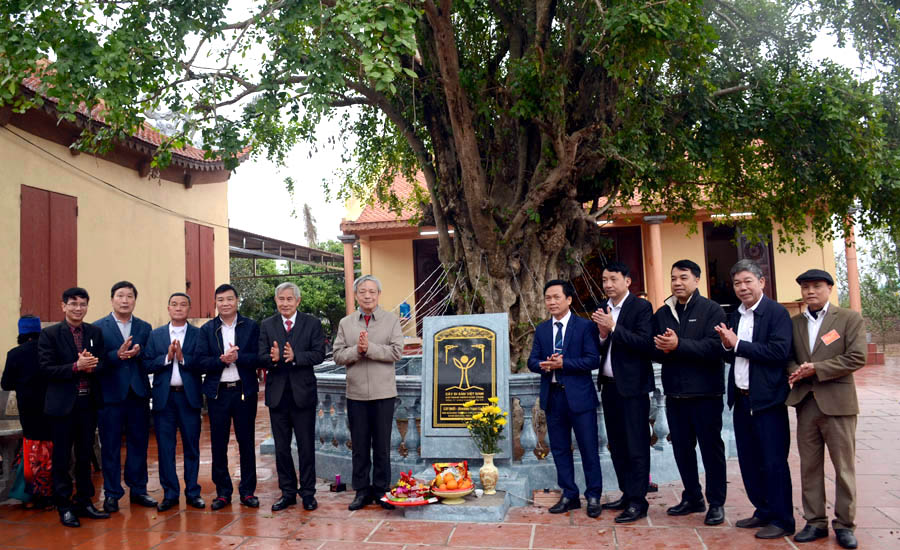 A group of men standing in front of a graveAI-generated content may be incorrect.