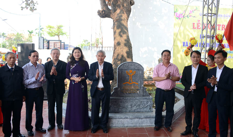 A group of people standing in front of a graveAI-generated content may be incorrect.