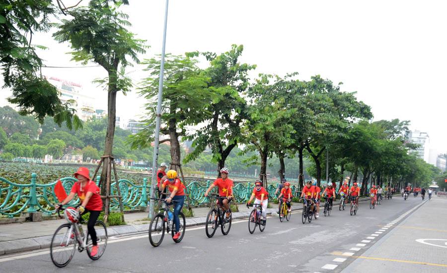 A group of people riding bicycles on a streetAI-generated content may be incorrect.
