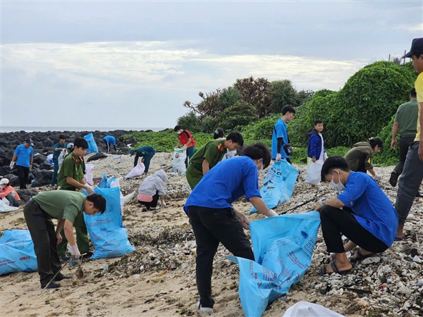 Bình Thuận: Mặt trận huyện Phú Quý vận động nhân dân, du khách tham gia bảo vệ môi trường biển