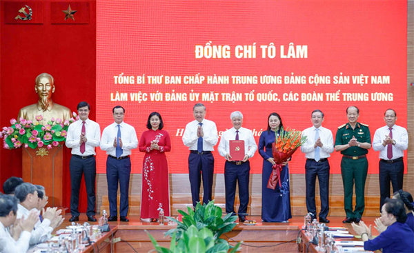 Tổng Bí thư trao quyết định tổ chức bộ máy Cơ quan Mặt trận Tổ quốc Việt Nam