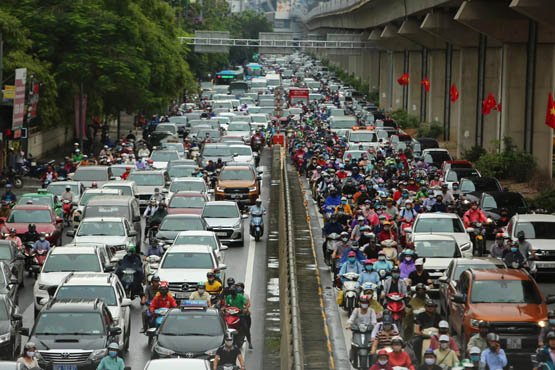 Không khí ô nhiễm, người dân thành phố “gồng mình” ứng phó