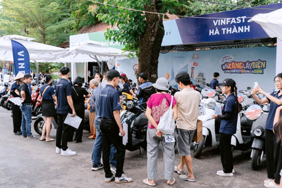 Khách hàng “đổi xăng lấy điện”: Chọn xe điện vì muốn không gian sống bớt ngột ngạt