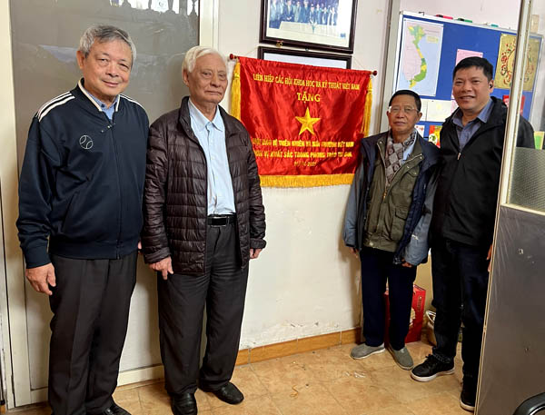 Tập thể Hội BVTN&MT Việt Nam được tặng Cờ Thi đua xuất sắc