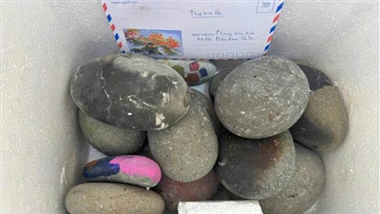Visitor returns 14 kilos of stones to Co To after nearly a decade