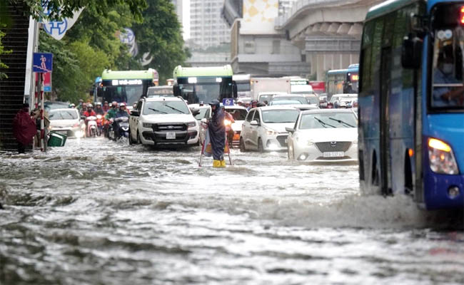 A flooded street with cars and peopleAI-generated content may be incorrect.