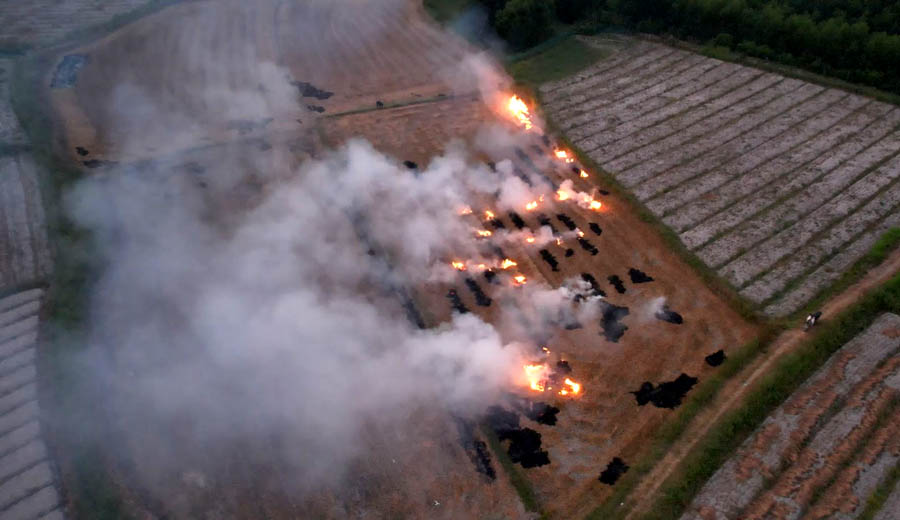 Aerial view of a fire in a fieldAI-generated content may be incorrect.
