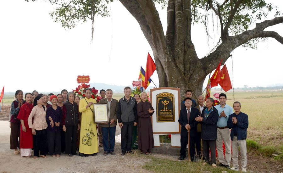 A group of people standing under a treeAI-generated content may be incorrect.