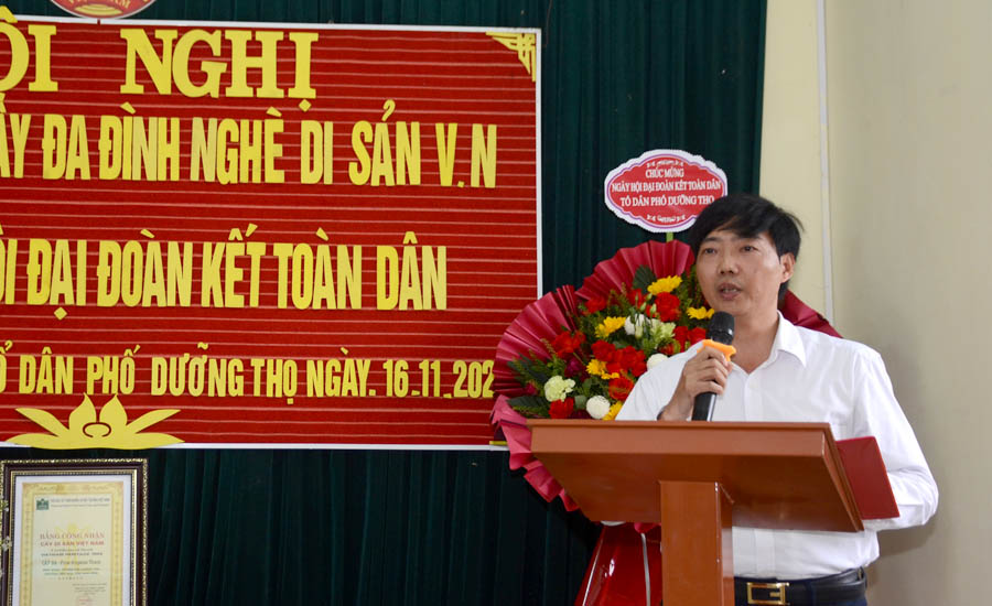 A person standing at a podium with a microphoneAI-generated content may be incorrect.