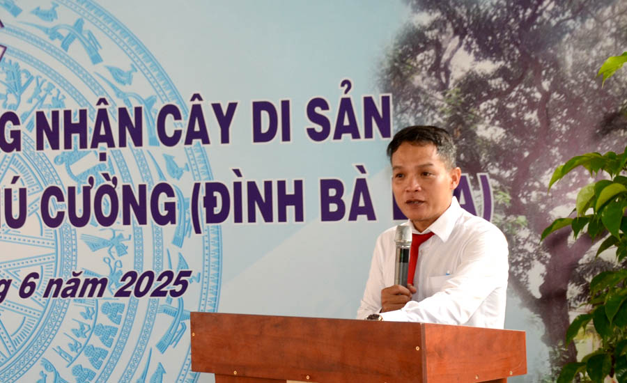 A person standing at a podium speaking into a microphoneAI-generated content may be incorrect.