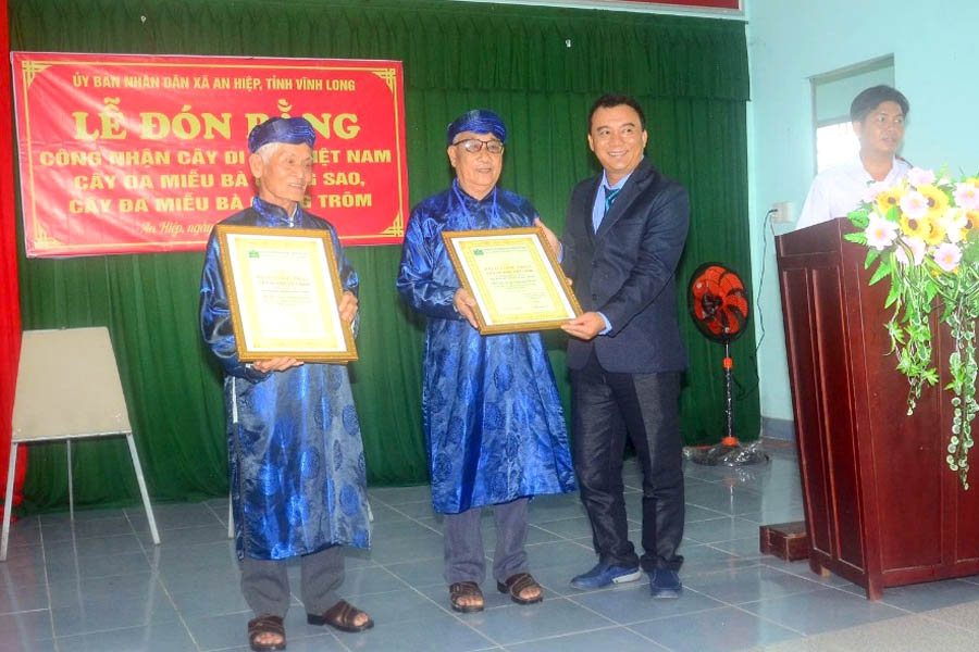 A group of men holding certificatesAI-generated content may be incorrect.